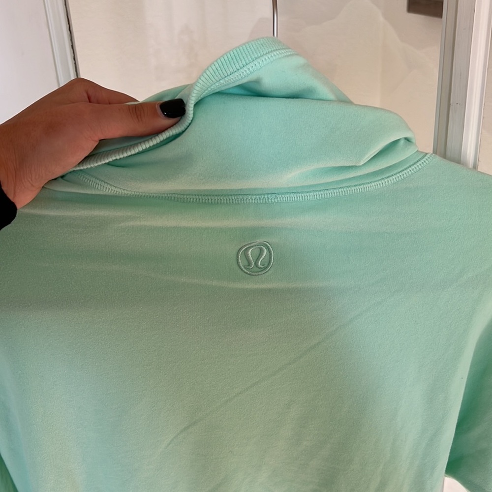 LULULEMON PULLOVER. - Picture 4 of 4